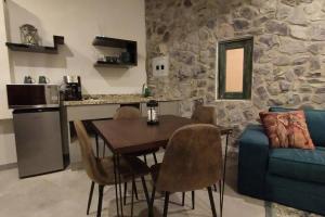 cocina y comedor con mesa y sofá en La solitudine di Anquiato, en Santeagueda