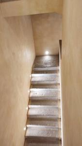 una escalera en un edificio con un pasillo con una escalera en La solitudine di Anquiato, en Santeagueda