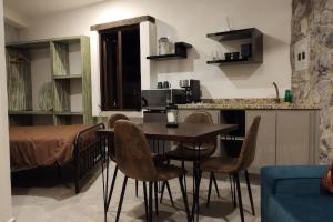 cocina y comedor con mesa y sillas en La solitudine di Anquiato, en Santeagueda