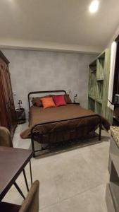 1 dormitorio con 1 cama con 2 almohadas en La solitudine di Anquiato, en Santeagueda