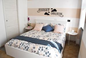 una camera con letto e un cartello che dice sud di Intero alloggio :Casa D D Nuova aperturaHost Rosi a Omegna