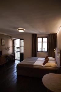 チェスキー・クルムロフにあるホテル スヴァンベルスキー ドゥムのベッドルーム1室(大型ベッド1台、窓2つ付)