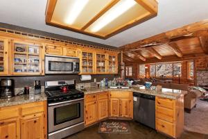 ビッグ・ベアー・レイクにある018 - Bearly Homeのキッチン(木製キャビネット、コンロ付)