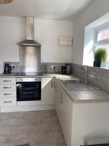 Kuchyň nebo kuchyňský kout v ubytování Cosy one bed central Fareham