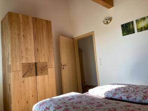 Postel nebo postele na pokoji v ubytování Hübsches Bauernhaus im Allgäu mit Alpenblick