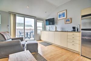 Η κουζίνα ή μικρή κουζίνα στο Waterfront Provincetown Condo on Commercial St! +23 φωτογραφίες