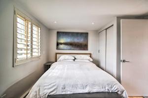 Ένα ή περισσότερα κρεβάτια σε δωμάτιο στο Waterfront Provincetown Condo on Commercial St!