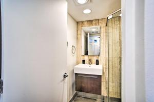 Ένα μπάνιο στο Waterfront Provincetown Condo on Commercial St!