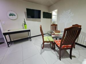a living room with a table and chairs and a television at Fully-equipped 2-bedroom apartment in San José in San José