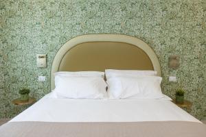a bed with two pillows in a room at Villa Maìki in Torca