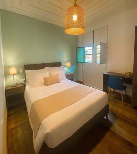 ein Schlafzimmer mit einem großen Bett und einem Schreibtisch in der Unterkunft Hotel Gio in Sonsón