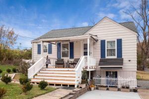 Casa blanca con porche y escaleras en Cozy house to call home away from home, en Maryland Heights