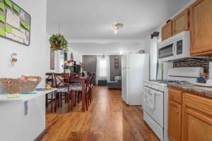 cocina con electrodomésticos blancos y comedor en Cozy house to call home away from home, en Maryland Heights