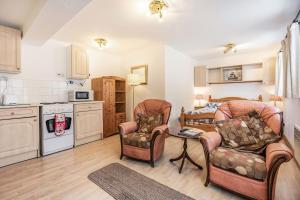 Una cocina con dos sillas y una mesa en una habitación. en Sail Loft Annexe, en Yarmouth 10 fotos más