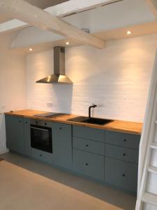 Een keuken of kitchenette bij Country-living with a lovely view and own terrace, entrance and parking