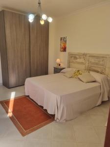 ein Schlafzimmer mit einem großen weißen Bett in einem Zimmer in der Unterkunft Casa Ippazia in Tiggiano