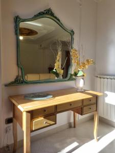 einen Schminktisch aus Holz mit einem Spiegel an der Wand in der Unterkunft Casa Ippazia in Tiggiano