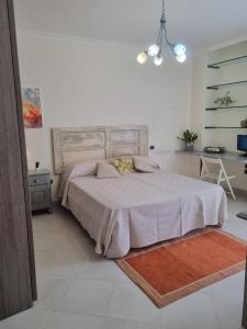 ein Schlafzimmer mit einem großen Bett und einem Schreibtisch in der Unterkunft Casa Ippazia in Tiggiano
