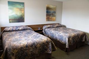 เตียงในห้องที่ Prairie Oasis Tourist Complex
