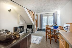 een woonkamer met een bank en een tafel bij West Sea View No 4 in Yarmouth