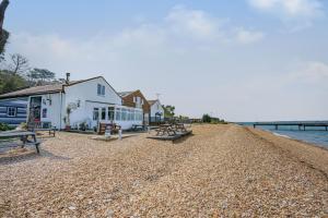 een gebouw op een strand met banken erop bij West Sea View No 4 in Yarmouth