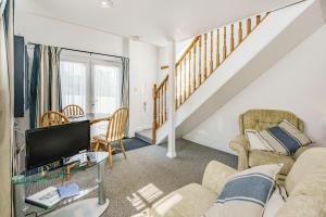 een woonkamer met een bank en een tv bij West Sea View No 5 in Yarmouth