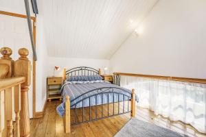 een slaapkamer met een bed en een raam bij West Sea View No 5 in Yarmouth