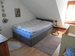 a small bedroom with a bed in a room at Haus Luise in Homberg