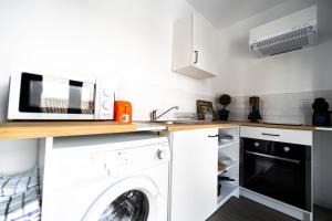 uma lavandaria com máquina de lavar e secar roupa em Apartamentos la Encarnación em Ronda