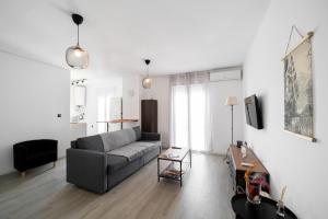 uma sala de estar com um sofá e uma mesa em Apartamentos la Encarnación em Ronda