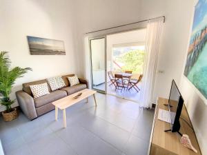 un soggiorno con divano e tavolo di Beautiful suite S11, pool, sea view, Pinel Island a Cul de Sac