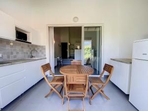 una cucina e una sala da pranzo con tavolo e sedie di Beautiful suite S11, pool, sea view, Pinel Island a Cul de Sac