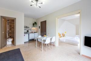 アテネにあるPsirri Place economy apartments centrally locatedのリビングルーム(テーブル付)、ベッドルーム1室