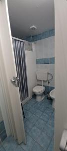 カターニアにあるA Due Passi BnBのバスルーム(トイレ、洗面台付)