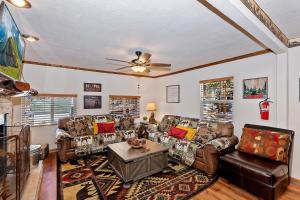 een woonkamer met banken en een plafondventilator bij 030 - Cozy Chic Mountain Cottage in Big Bear Lake