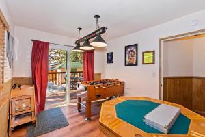 een woonkamer met een tafel en een spellenkamer bij 030 - Cozy Chic Mountain Cottage in Big Bear Lake
