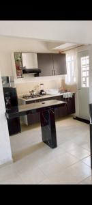 cocina con encimera negra en una habitación en Casa en Cancún en Cancún