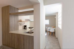 Кухня или кухненски бокс в Psirri Place economy apartments centrally located