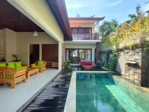 una foto di una piscina in una villa di Villa Cilinaya Ubud ad Ubud