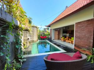 un cortile con piscina e una casa di Villa Cilinaya Ubud ad Ubud
