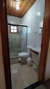 Um banheiro em Chalé Refúgio das Araucárias
