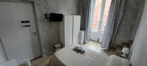1 dormitorio con 1 cama y TV en A Due Passi BnB en Catania