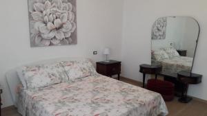Posteľ alebo postele v izbe v ubytovaní Pecciolo Port Apartaments + 10 fotografií
