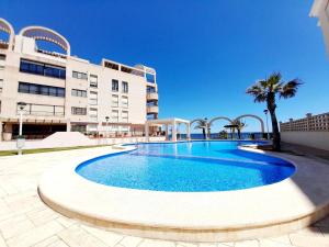 een groot zwembad voor een gebouw bij Costa Blanca Holiday Rental AltaMar I in El Campello