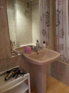 W łazience znajduje się umywalka i lustro. w obiekcie Estudio en Torrevieja a 700 m del mar w mieście Torrevieja