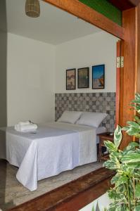 sypialnia z łóżkiem w pokoju w obiekcie Marezal Suítes w mieście Pôrto de Pedras