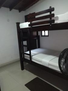 Tempat tidur susun dalam kamar di 34 APARTAMENTO EN LA MEJOR ZONA DE MEDELLIN LAURELES ESTADIO 2 HAb 2 BAÑOS