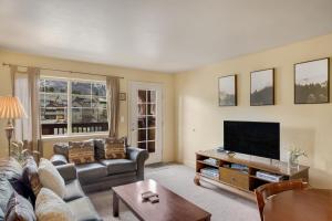 Una sala de estar con un sofá y un televisor de pantalla plana. en Getaway at Wildhorse, en Steamboat Springs