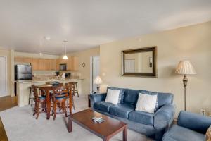 una sala de estar con un sofá y una mesa en Getaway at Wildhorse, en Steamboat Springs