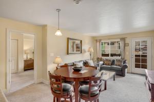 una sala de estar con una mesa y un sofá en Getaway at Wildhorse, en Steamboat Springs